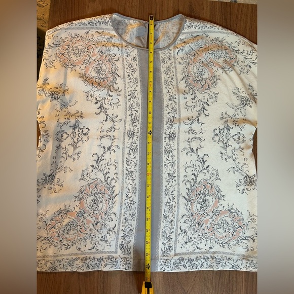 Silk top women’s medium blouse, cream, grey, and light pink, keyhole button back - Picture 4 of 5